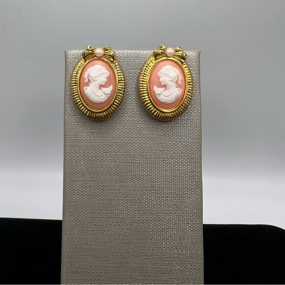 Vintage Avon Pastel Pink Cameo Silhouette Gold Tone Stud Earrings - Picture 2 of 5